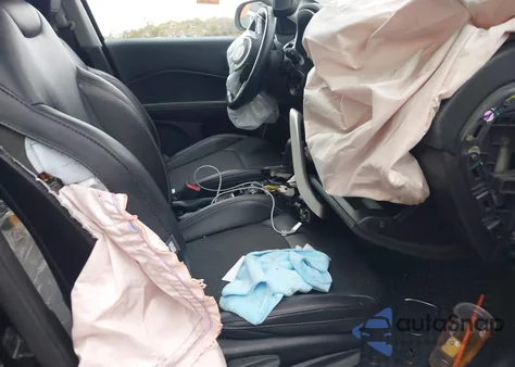 2019 Jeep Compass Latitude 4X4 z USA, uszkodzony, nr VIN 3C4NJDBB0KT761223